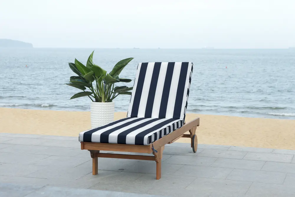 Newport Chaise Lounge Chair With Side Table